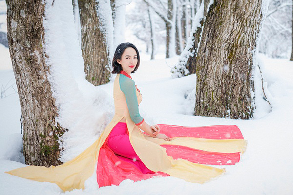 Hoa hậu Ngọc Diễm mặc áo dài dưới thời tiết âm 5 độ ở Nhật