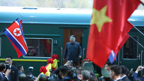 Hình ảnh Chủ tịch Kim Jong-un vẫy tay chào ở ga Đồng Đăng
