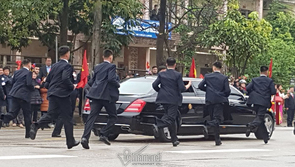 Đội cận vệ của Chủ tịch Kim Jong-un chạy bộ theo xe ấn tượng