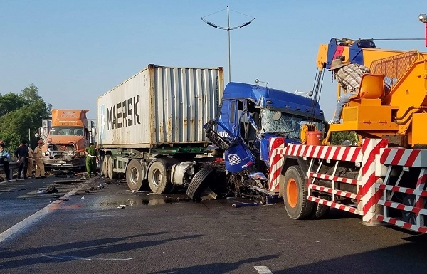 Đang cứu hộ trên cao tốc, tài xế xe container bị tông chết