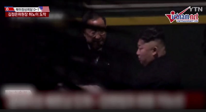 Phút nghỉ ngơi hiếm hoi của ông Kim Jong Un trên hành trình đến Đồng Đăng