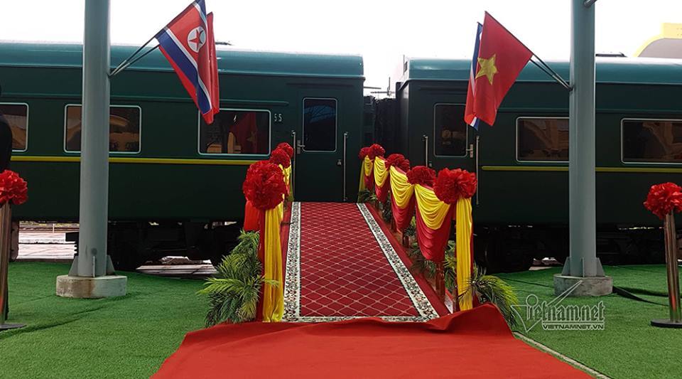 Khoảnh khắc đoàn tàu bọc thép chở ông Kim Jong-un vào ga Đồng Đăng Khoảnh khắc đoàn tàu bọc thép chở ông Kim Jong-un vào ga Đồng Đăng