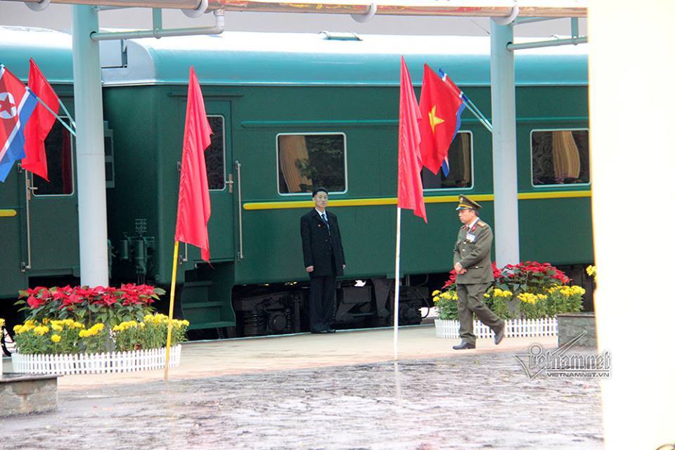 Khoảnh khắc đoàn tàu bọc thép chở ông Kim Jong-un vào ga Đồng Đăng