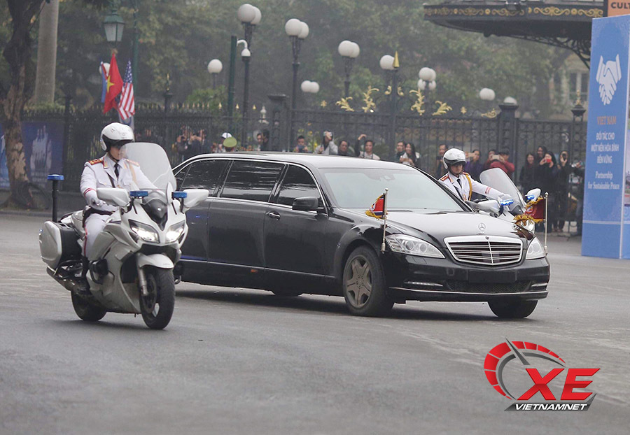 Soi Mercedes bọc thép của ông Kim Jong-un lăn bánh phố Hà Nội