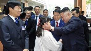 Ông Kim Jong-un cười rạng rỡ khi đến Hà Nội