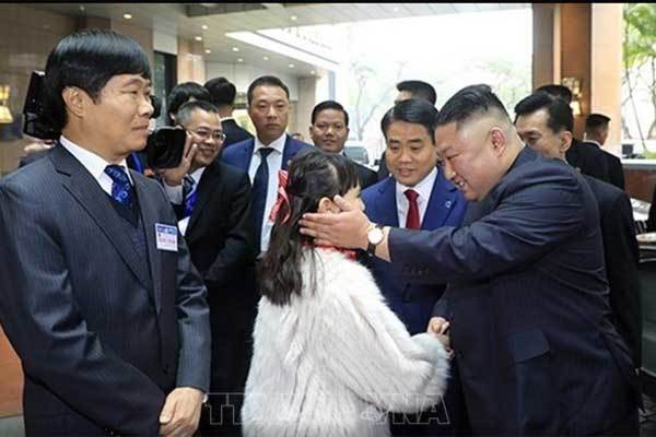 Ông Kim Jong-un cười rạng rỡ khi đến Hà Nội