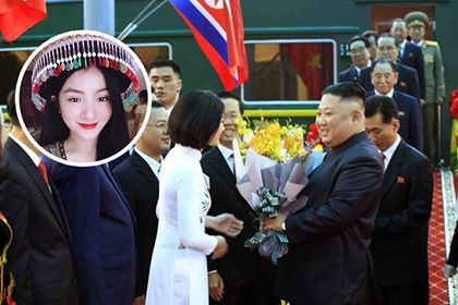 Nữ sinh tặng hoa cho Chủ tịch Triều Tiên Kim Jong