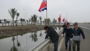 Hải Phòng gấp rút dọn sạch đường phố, cắm rợp cờ Việt - Triều
