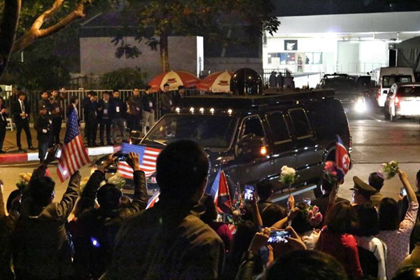 Đoàn xe chở Tổng thống Donald Trump về khách sạn Marriott