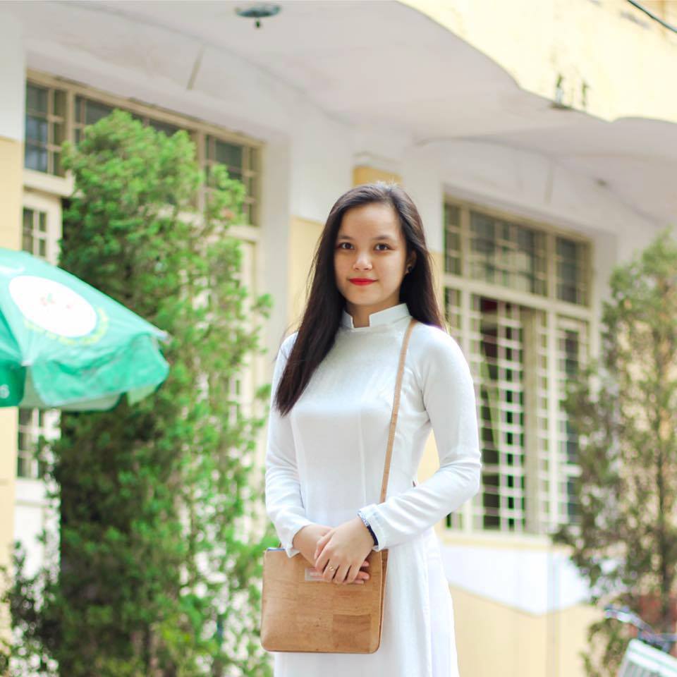 Nữ sinh Lê Thị Phương Linh duyên dáng trong bộ áo dài.