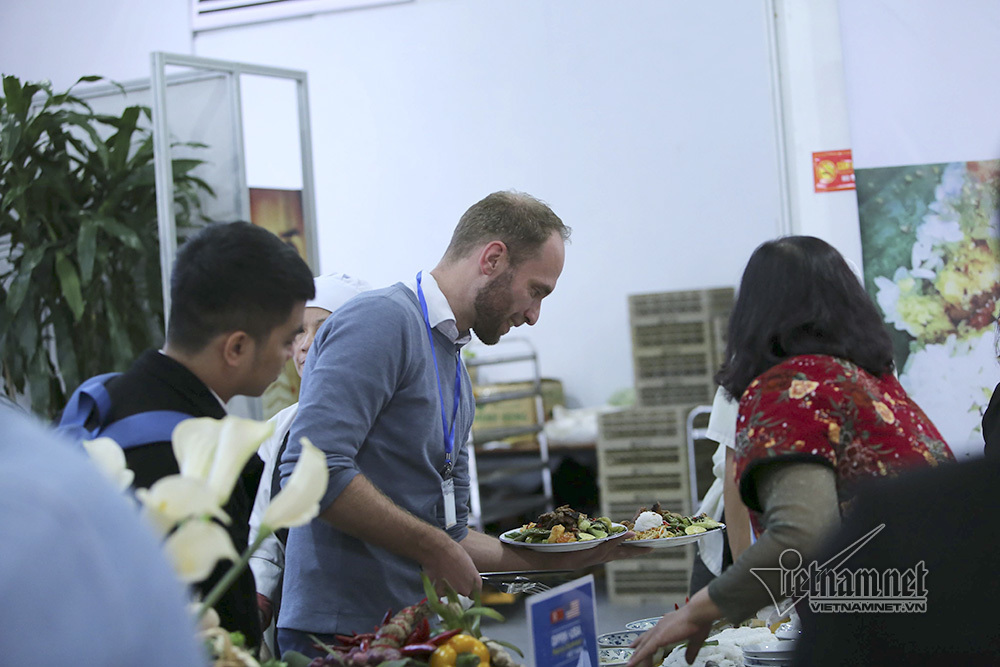 Phóng viên quốc tế mê mẩn bún chả Hà Nội