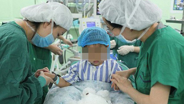 Bé gái 3 tuổi bị chẩn đoán ung thư vú khiến bác sĩ cũng phải ngỡ ngàng