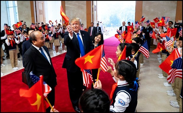 Tổng thống Trump gây sốt với khoảnh khắc mượn lá cờ Việt Nam