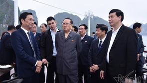 Đoàn đại biểu cấp cao Triều Tiên tham quan vịnh Hạ Long