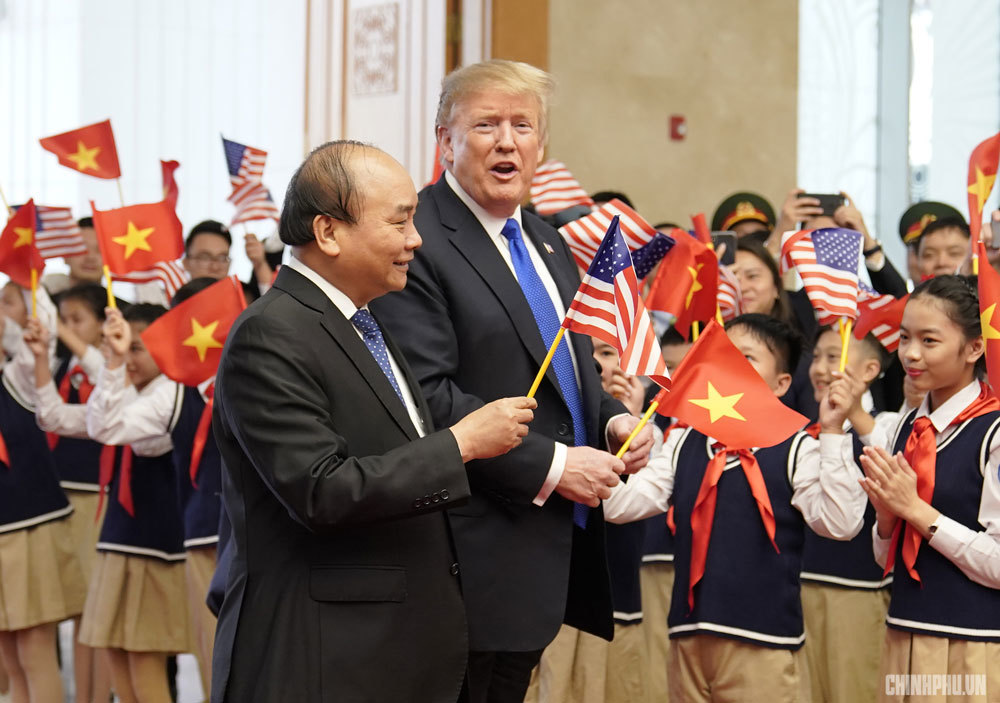 Cờ Việt Nam và Mỹ: Hình ảnh cờ Việt Nam và Mỹ là tượng trưng cho tình hữu nghị và đối tác toàn diện giữa hai nước. Giờ đây, nhìn vào cờ của hai nước chúng ta có thể tự hào về những thành tựu phát triển của quan hệ Việt-Mỹ. Hãy cùng xem hình ảnh đầy ý nghĩa này và tìm hiểu thêm về sự nghiệp xây dựng và giữ gìn hòa bình, hữu nghị giữa hai nước.