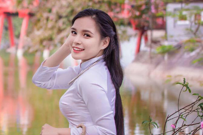 Bốn cô gái xinh đẹp từng tặng hoa khi Tổng thống Mỹ đến Việt Nam