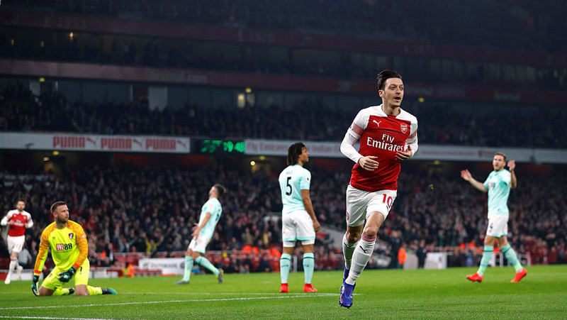 Ozil tái xuất ngoạn mục, Arsenal đè bẹp Bournemouth