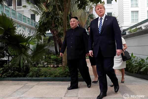 Sau 2 phút tản bộ, lãnh đạo Mỹ-Triều bước vào phiên họp mở rộng