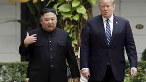Phút tản bộ của ông Donald Trump và Kim Jong-un ở Metropole