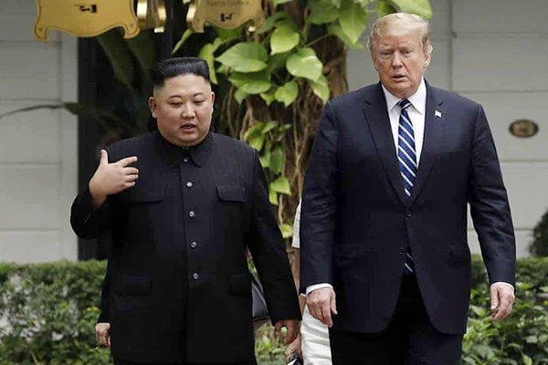 Phút tản bộ của ông Donald Trump và Kim Jong-un ở Metropole