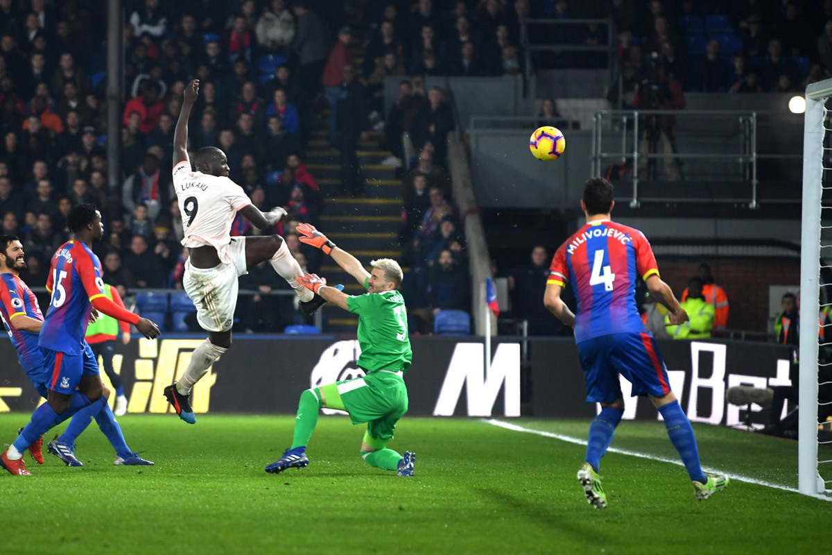 MU lập kỳ tích sân khách: Kỷ lục gia Solskjaer