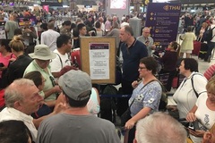 Hàng ngàn khách kẹt tại sân bay Thái vì căng thẳng Ấn Độ-Pakistan