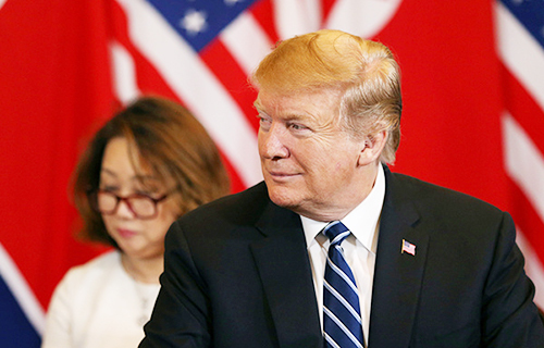 Lý do Tổng thống Donald Trump chọn đeo cà vạt xanh