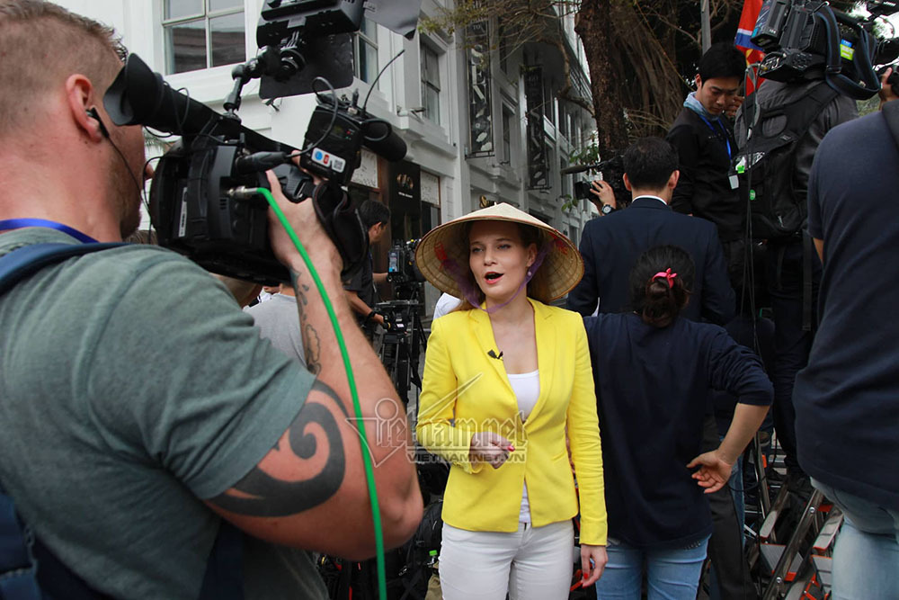 Nữ phóng viên Nga xinh đẹp đội nón lá đưa tin thượng đỉnh Mỹ-Triều