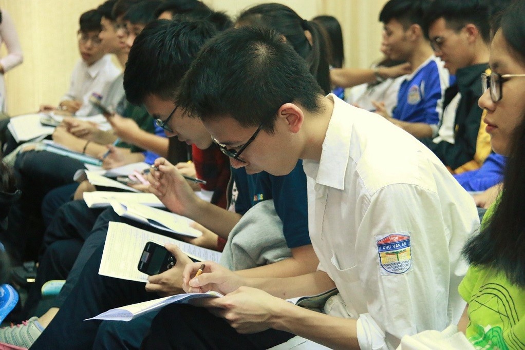 Tai nghe tư vấn thi THPT quốc gia, mắt tập trung giải đề