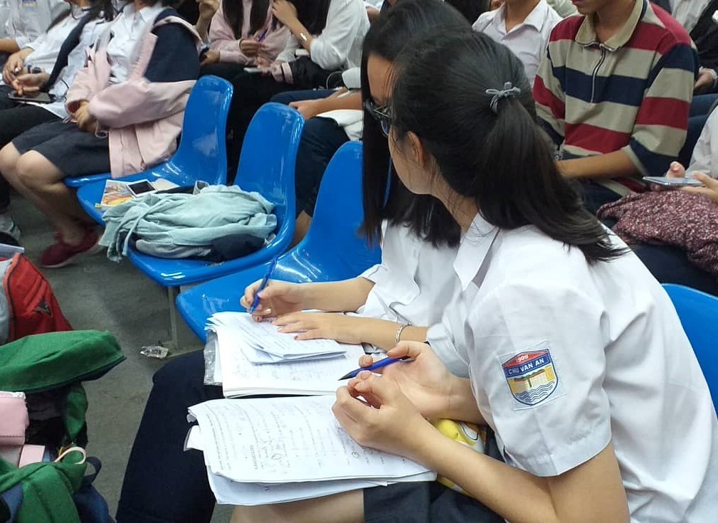 Tai nghe tư vấn thi THPT quốc gia, mắt tập trung giải đề