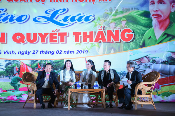 Ngọc Hân, Huyền My giao lưu, tặng sách chiến sĩ Nghệ An