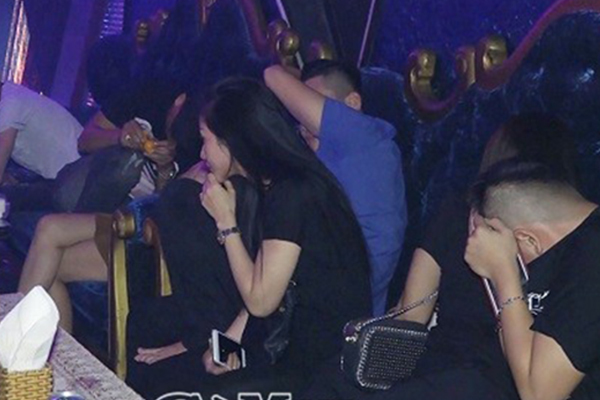 Gần 100 nam nữ 'bay lắc' trong quán bar ở miền Tây
