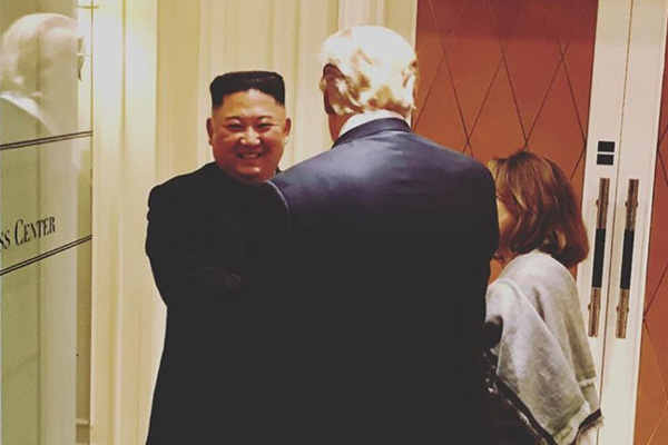 Chủ tịch Kim Jong-un tươi cười tạm biệt Tổng thống Donald Trump