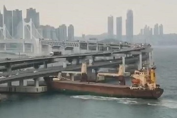 Tàu hàng Nga đâm vào cầu treo dài nhất Hàn Quốc