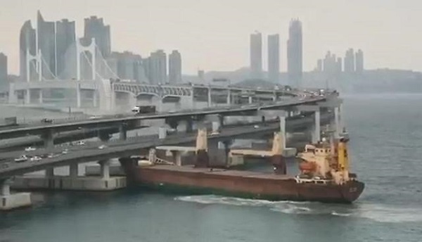 Tàu hàng Nga đâm vào cầu treo dài nhất Hàn Quốc