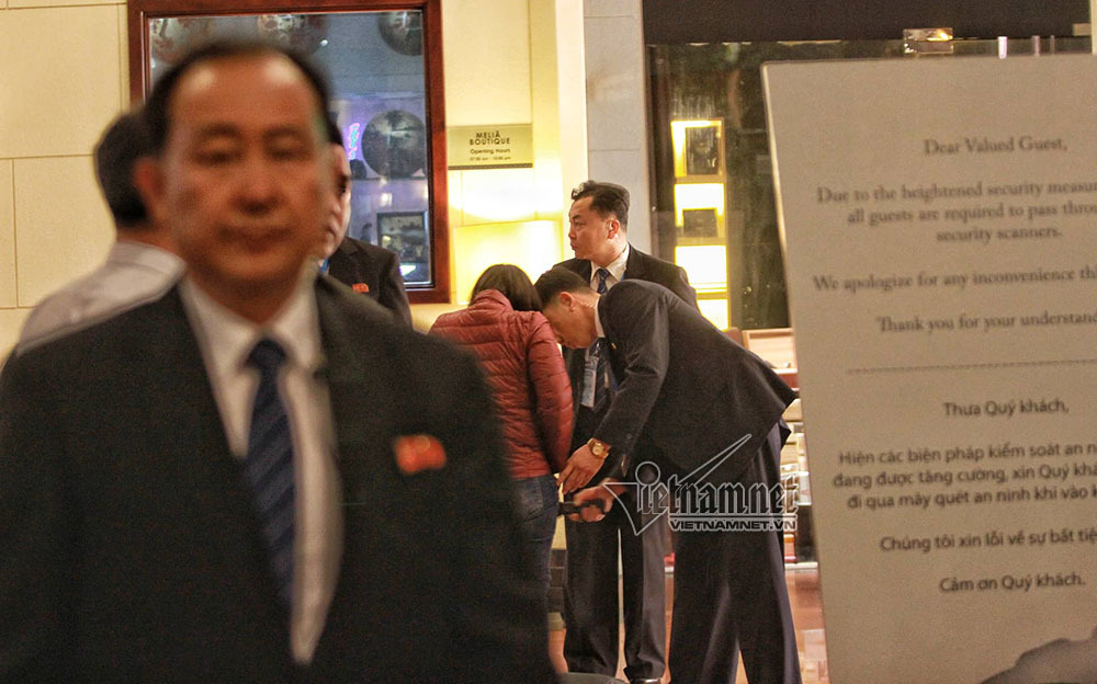 'Nghẹt thở' với đội vệ sĩ của ông Kim Jong-un trong khách sạn Melia