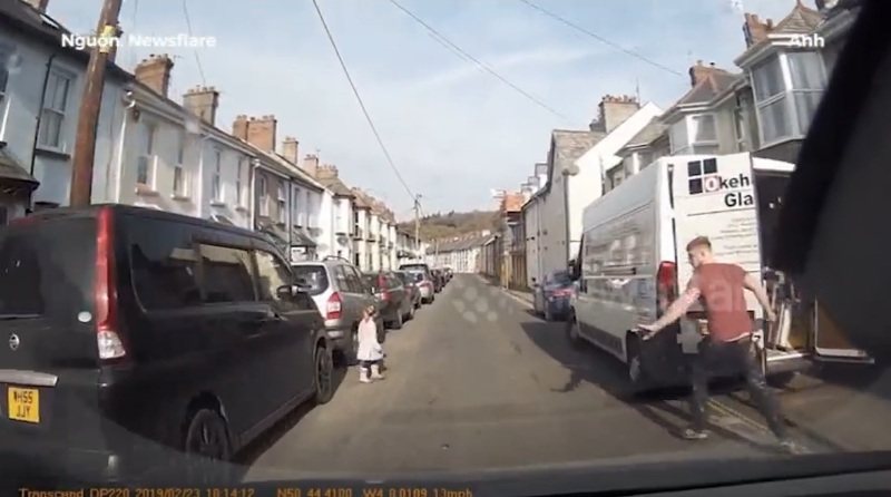 Người đàn ông phản ứng trong tích tắc cứu bé gái trước mũi ô tô