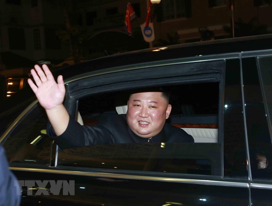 Hình ảnh Chủ tịch Triều Tiên Kim Jong-un chơi thử đàn bầu