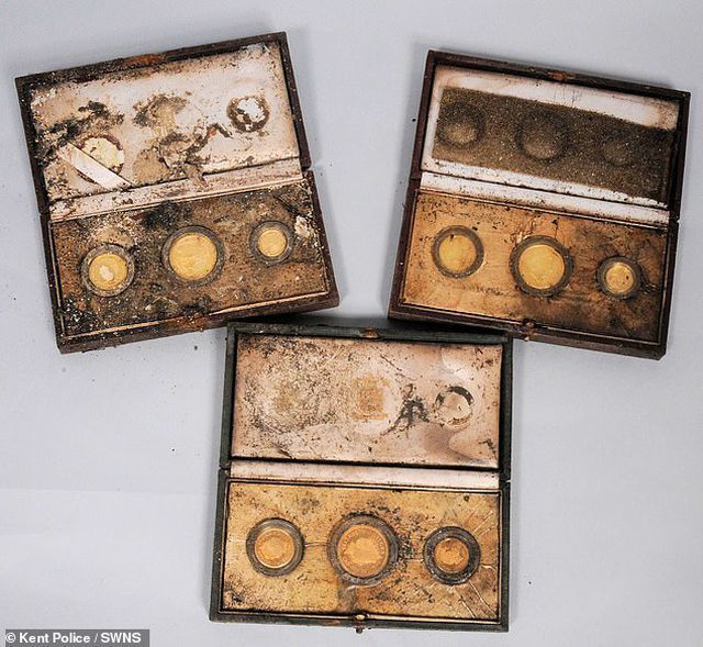 Đang đi dạo bỗng vớ hộp tiền vàng giá gần trăm triệu đồng