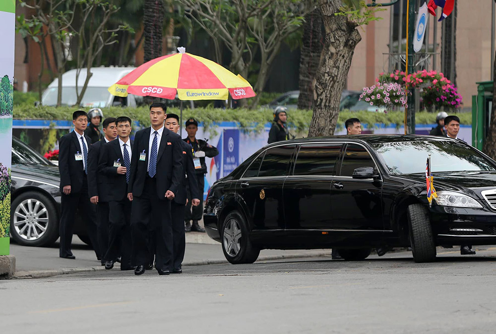 Đội vệ sĩ áo đen Triều Tiên rời khách sạn Melia