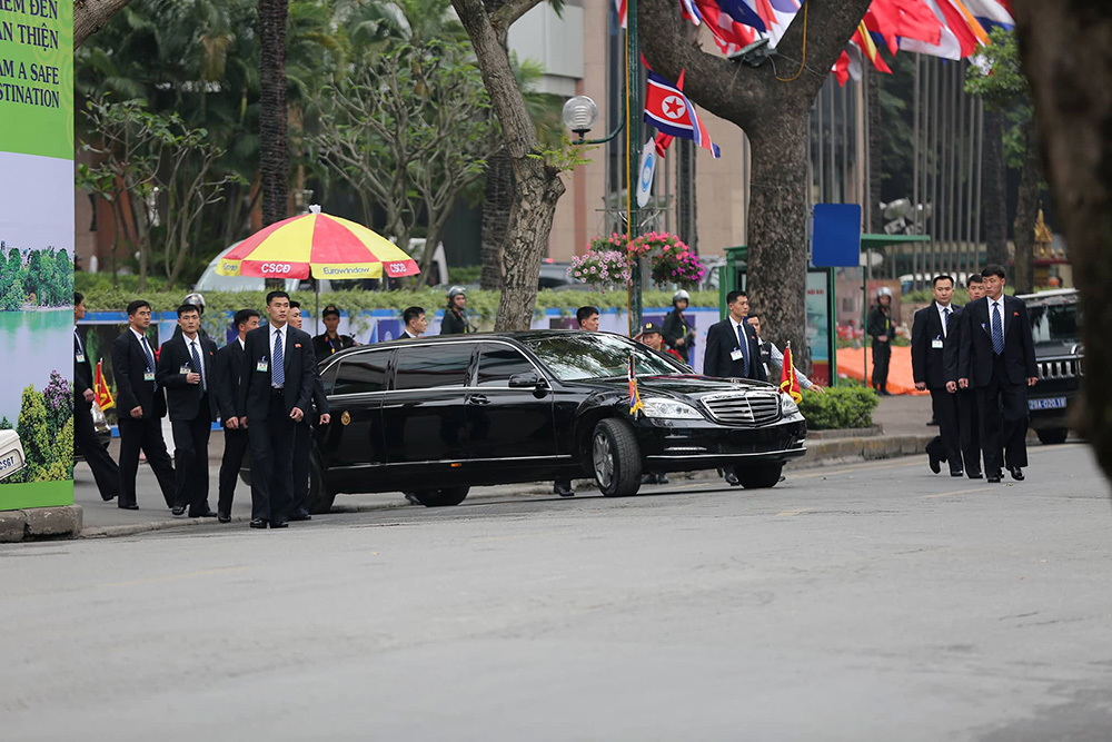 Đội vệ sĩ áo đen Triều Tiên rời khách sạn Melia