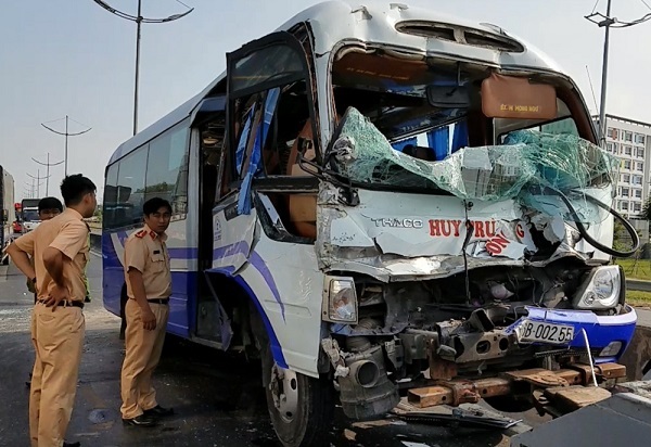 Ô tô khách nát đầu khi tông xe container, nhiều người bị thương