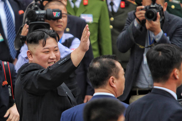 Khoảnh khắc Chủ tịch Triều Tiên thân thiện chào tạm biệt Việt Nam