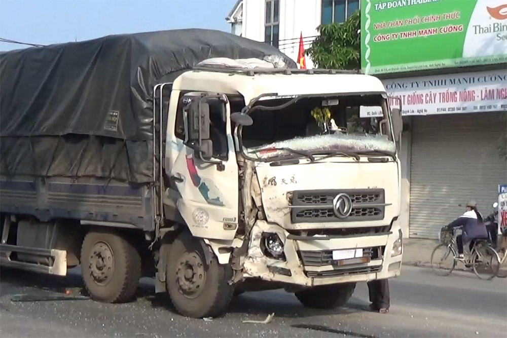 Nghệ An: Xe tải hất văng xe khách, hành khách hoảng loạn