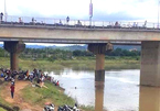 2 học sinh tử vong khi bám đuôi bò bơi qua sông