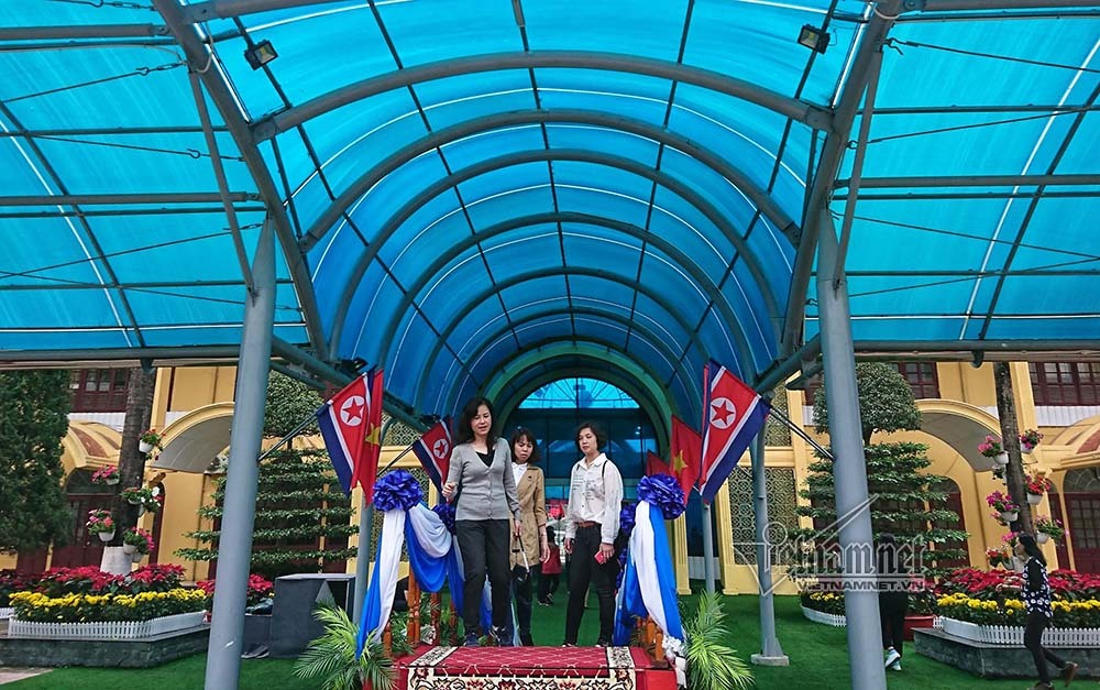 Hiếm có ở ga Đồng Đăng, chị em xúng xính áo dài tạo dáng