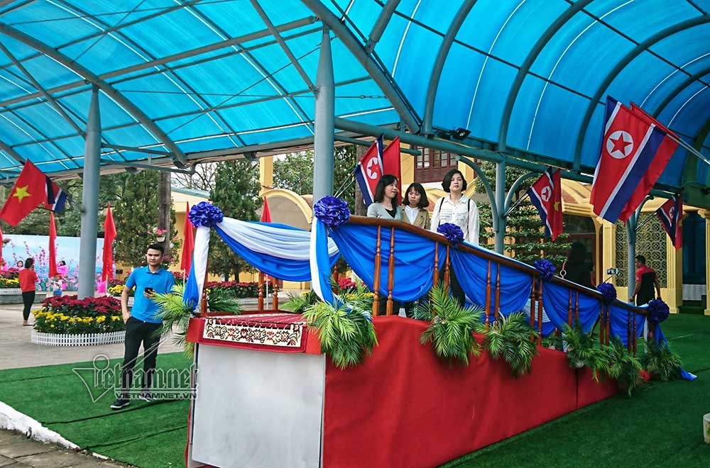 Hiếm có ở ga Đồng Đăng, chị em xúng xính áo dài tạo dáng