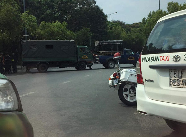 Nhiều tuyến đường ra vào sân bay Tân Sơn Nhất bị phong tỏa vì chiếc vali vô chủ