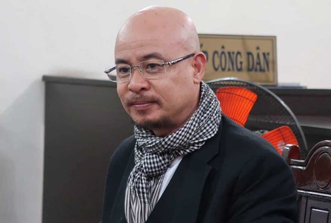 Đôi giày vải 100.000 đồng của Đặng Lê Nguyên Vũ