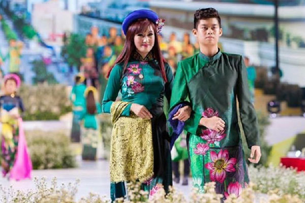 Hiền Mai lần đầu khoe con trai hot boy